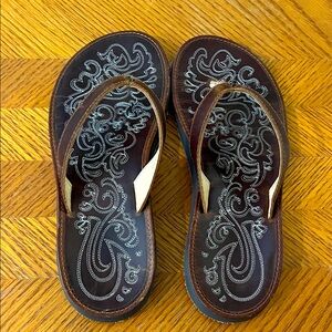 OluKai Paniolo Women's Sandals in Brown and Cream size 8 - not worn!